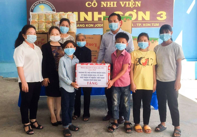 Thành phố Kon Tum luôn quan tâm hỗ trợ các em vào những dịp đặc biệt. Nguồn: baokontum.com.vn