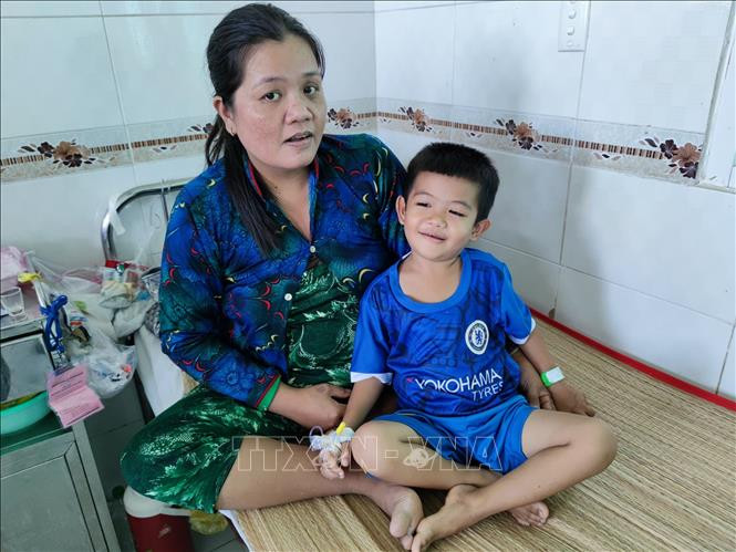 Các bệnh nhi hồi phục sức khỏe sau hơn 20 ngày điều trị. Ảnh: Ánh Tuyết - TTXVN
