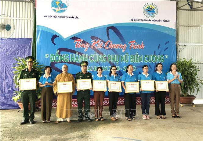 Tặng Bằng khen của Hội Liên hiệp phụ nữ tỉnh cho tập thể, cá nhân có thành tích xuất sắc. Ảnh: Hoài Thu – TTXVN