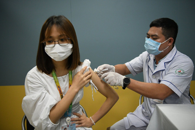 Đảm bảo người thuộc nhóm nguy cơ cao được tiêm vaccine phòng COVID-19 đầy đủ