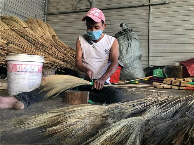 Anh Lê Văn Thạch (xã Đoàn Kết, thành phố Kon Tum, tỉnh Kon Tum) đầu tư tâm huyết và công sức để làm ra chiếc chổi đót chất lượng cho người tiêu dùng. Ảnh: Khoa Chương - TTXVN