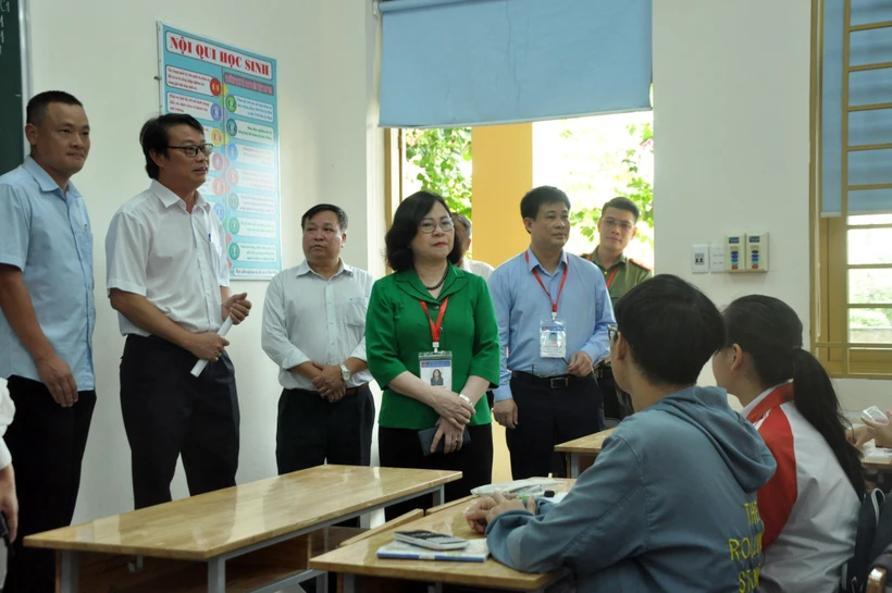 Đoàn công tác của Bộ Giáo dục và Đào tạo kiểm tra công tác chuẩn bị tại các điểm thi tốt nghiệp THPTg năm 2023 trên địa bàn thành phố Kon Tum. Ảnh: Khoa Chương - TTXVN