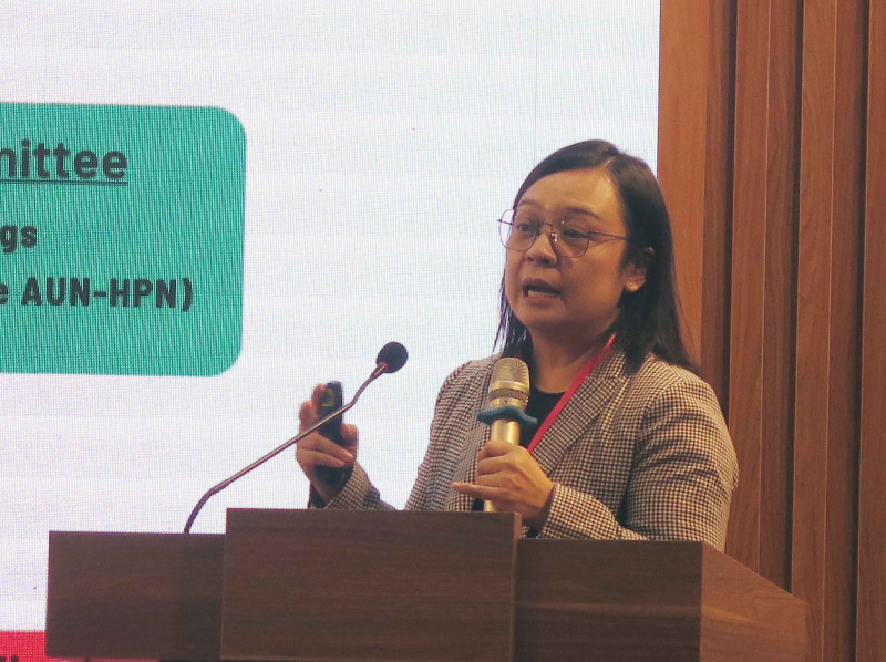 PGS.TS Thunwadee Susaroj (Viện Phát triển y tế ASEAN, Đại học Mahidol, Thái Lan) phát biểu tại hội thảo. Ảnh: daibieunhandan.vn
