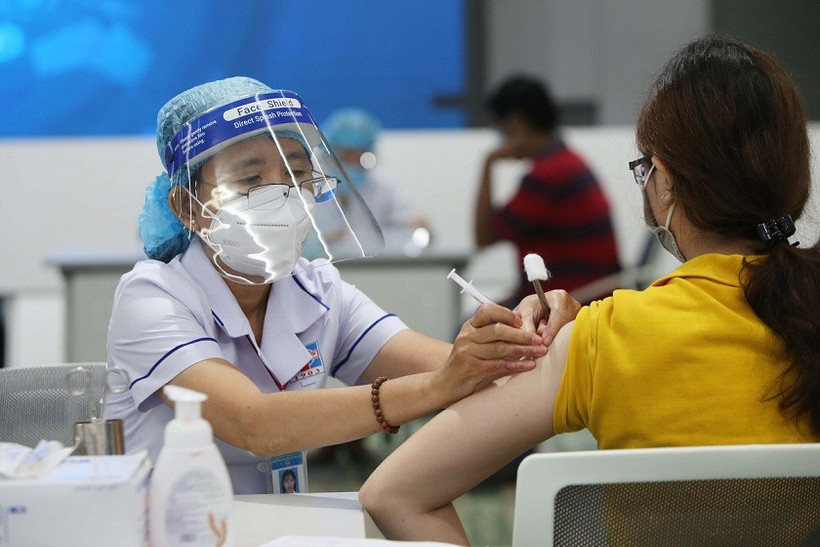 Số mắc mới tăng lên hơn 2.000 ca, tập trung đẩy nhanh tốc độ tiêm vaccine COVID-19