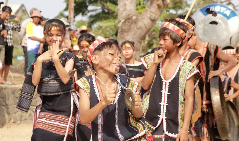 Hình ảnh vui tươi, dí dỏm của nhân vật pơtual (người tấu hề) tại lễ Sơmă Kơcham. Ảnh: Quang Thái-TTXVN