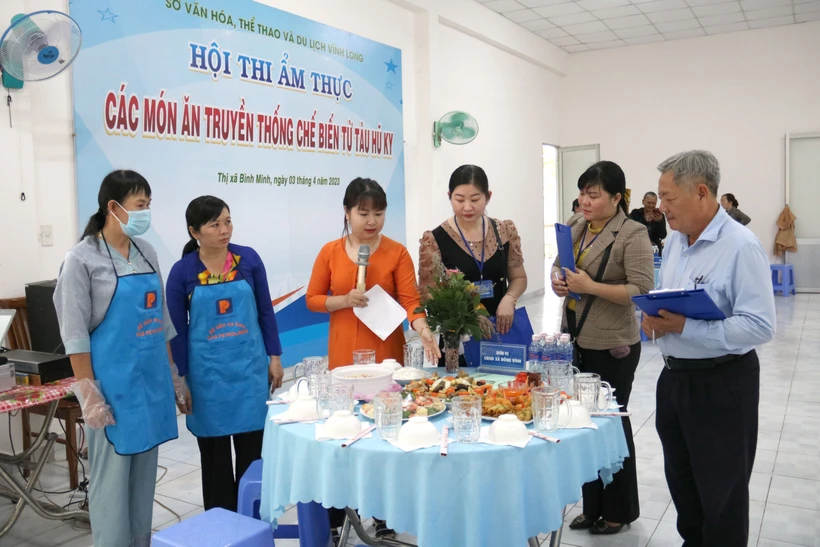 Các đội tham gia hội thi nấu các món ăn từ tàu hũ ky. Ảnh: Lê Thúy Hằng - TTXVN