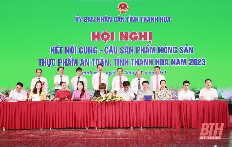 Các đồng chí: Phùng Đức Tiến, Thứ trưởng Bộ Nông nghiệp và Phát triển nông thôn; Lê Đức Giang, Tỉnh ủy viên, Phó Chủ tịch UBND tỉnh và các đại biểu chứng kiến lễ ký kết các hợp đồng cung ứng - tiêu thụ sản phẩm nông sản, thực phẩm an toàn. Ảnh: baothanhho