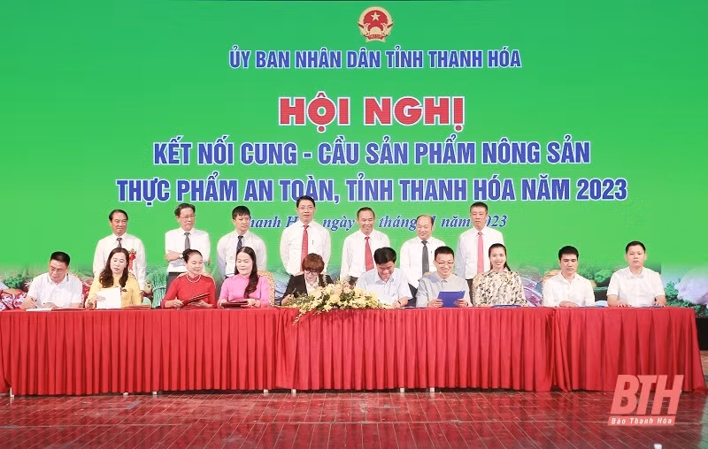 Các đồng chí: Phùng Đức Tiến, Thứ trưởng Bộ Nông nghiệp và Phát triển nông thôn; Lê Đức Giang, Tỉnh ủy viên, Phó Chủ tịch UBND tỉnh và các đại biểu chứng kiến lễ ký kết các hợp đồng cung ứng - tiêu thụ sản phẩm nông sản, thực phẩm an toàn. Ảnh: baothanhho