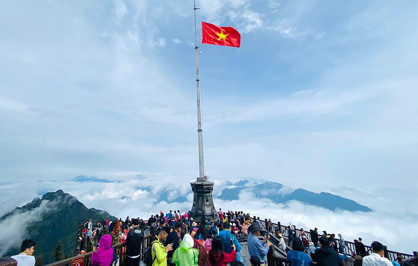Du khách tham quan đỉnh Fansipan, nơi được mệnh danh là "nóc nhà Đông Dương" với độ cao 3.143m. Ảnh: Quốc Khánh - TTXVN