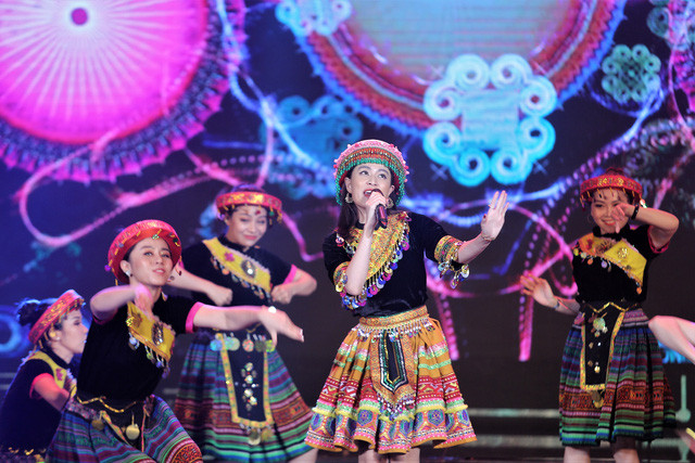 Hoàng Thùy Linh với ca khúc "Để Mị nói cho mà nghe" giành được cảm tình của khán giả thông qua việc khai thác giá trị văn hóa Việt Nam. Ảnh: vtv.vn 