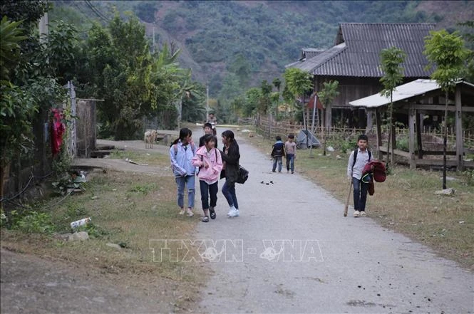 Học sinh ở khu tái định cư xã Mường Mô, huyện Nậm Nhùn, tỉnh Lai Châu. Ảnh: Quý Trung - TTXVN