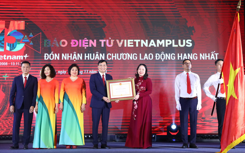 Phó Chủ tịch nước Võ Thị Ánh Xuân trao Huân chương Lao động hạng Nhất cho Báo Điện tử VietnamPlus. Ảnh: Minh Đức – TTXVN