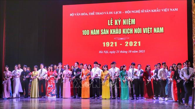 100 nghệ sỹ đại diện cho thế hệ trẻ tại chương trình. Ảnh: Tuấn Đức - TTXVN