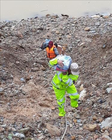 Vận chuyển lương thực, thực phẩm, thuốc men vào khu vực Nhà máy thủy điện Rào Trăng 3, Rào Trăng 4. Ảnh: TTXVN