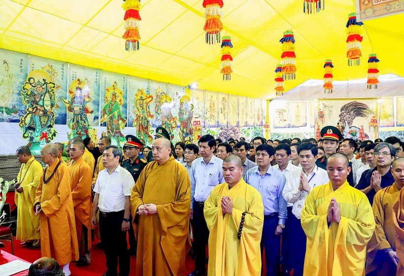 Tổ chức Lễ cầu siêu các anh hùng liệt sĩ tại Hang Tám Thanh niên xung phong và Đường 20 - Quyết Thắng. Ảnh: Đức Tuấn - TTXVN