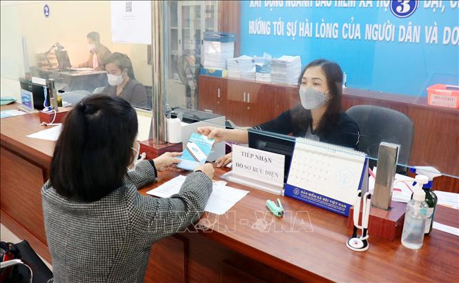 Người lao động làm thủ tục trực tiếp tại trụ sợ Bảo hiểm xã hội Hà Nam để nhận hỗ trợ theo quy định. Ảnh: Đại Nghĩa - TTXVN