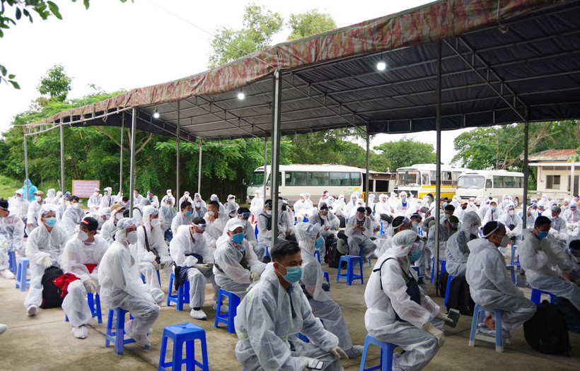 Dịch COVID-19: Đưa gần 350 công dân Việt Nam từ Angola về nước