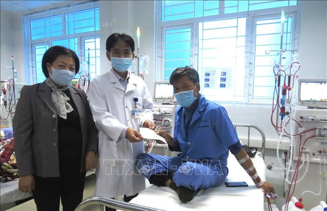 Các bệnh nhân chạy thận nhân tạo có hoàn cảnh khó khăn xúc động trước tình cảm và món quà ý nghĩa mà Hội Bảo trợ bệnh nhân nghèo tỉnh Quảng Bình và các nhà hảo tâm trao tặng. Ảnh: Võ Dung - TTXVN