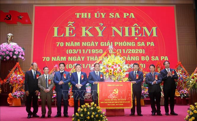 Đồng chí Đặng Xuân Phong, Bí thư tỉnh ủy, Chủ tịch ủy ban nhân dân tỉnh Lào Cai trao bức chướng chúc mừng Đảng bộ thị xã Sa Pa. Ảnh: Quốc Khánh - TTXVN