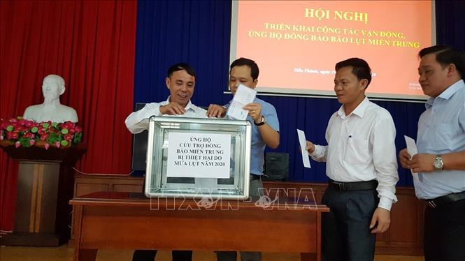 Người dân phường Tiến Thành đóng góp ủng hộ đồng bào miền Trung. Ảnh: Đậu Tất Thành - TTXVN