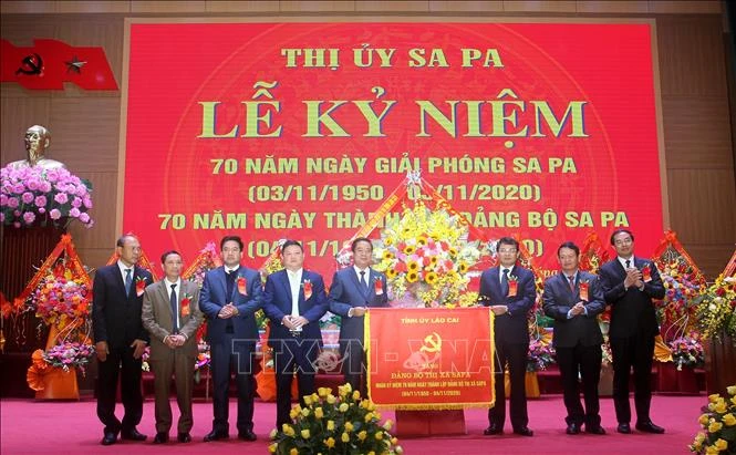 Đồng chí Đặng Xuân Phong, Bí thư tỉnh ủy, Chủ tịch ủy ban nhân dân tỉnh Lào Cai trao bức chướng chúc mừng Đảng bộ thị xã Sa Pa. Ảnh: Quốc Khánh - TTXVN