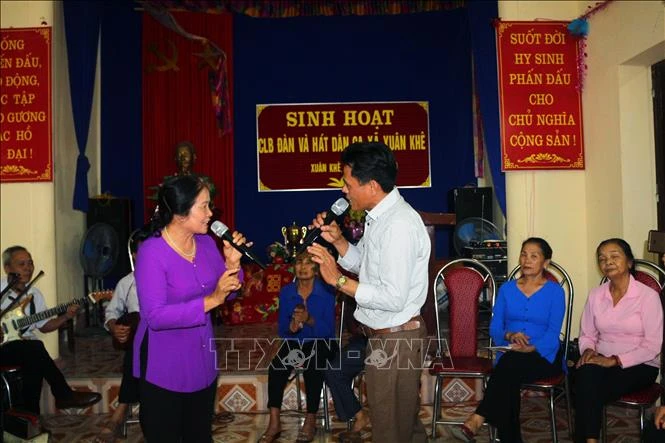 Một buổi sinh hoạt của câu lạc bộ đàn và hát dân ca xã Xuân Khê, huyện Lý Nhân. Ảnh: Nguyễn Chinh - TTXV