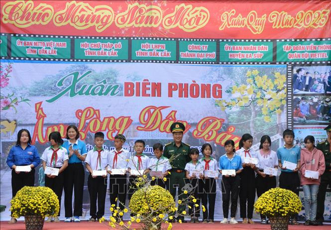 Chương trình “Xuân Biên phòng - Ấm lòng dân bản” tại Đắk Lắk ​