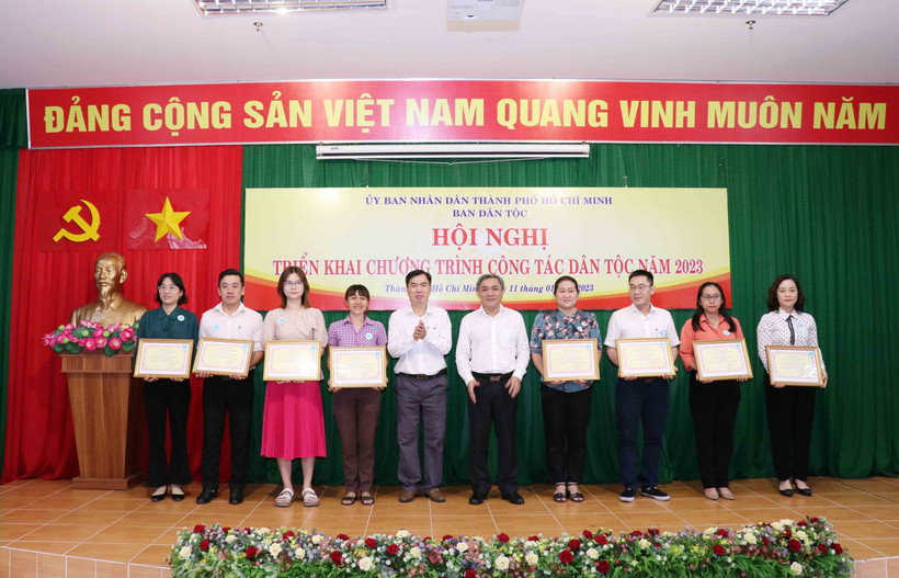 Lãnh đạo Ban Dân tộc Thành phố Hồ Chí Minh khen thưởng các tập thể có thành tích xuất sắc trong công tác chăm lo, thực hiện chính sách dân tộc năm 2022. Ảnh: Xuân Khu-TTXVN