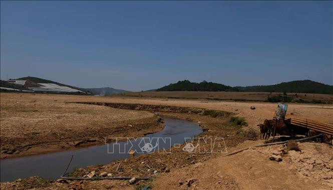 Lòng hồ Đankia ở phía thượng nguồn bị thu hẹp thành một dòng nước nhỏ trong mùa khô năm 2021. Ảnh: Nguyễn Dũng – TTXVN
