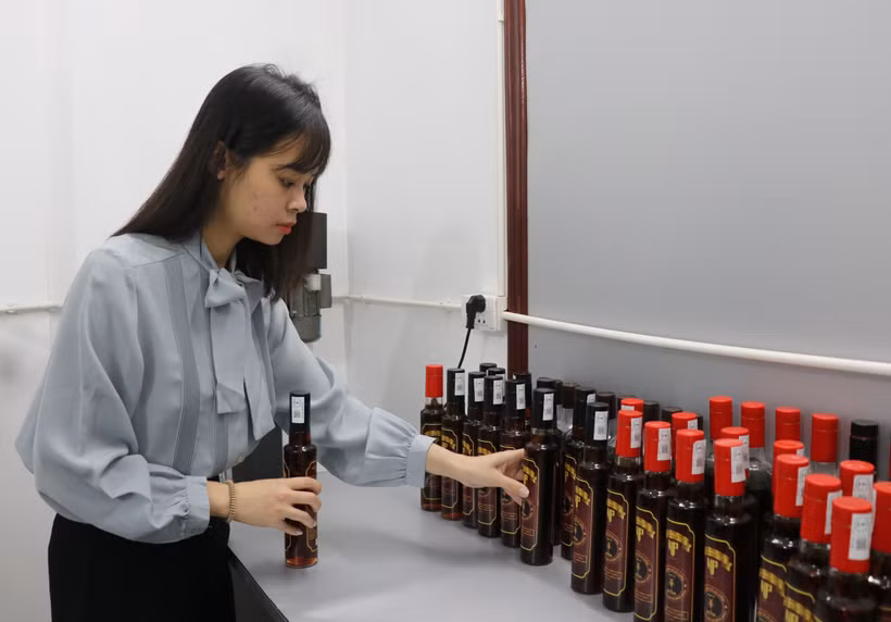 Sản phẩm nước mắm cà cuống Nam Vị. Ảnh: Thanh Thương – TTXVN