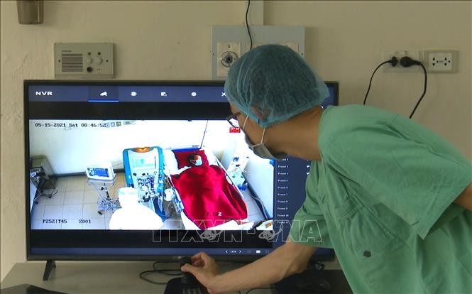 Theo dõi bệnh nhân qua hệ thống camera. Ảnh: Tường Vi - TTXVN