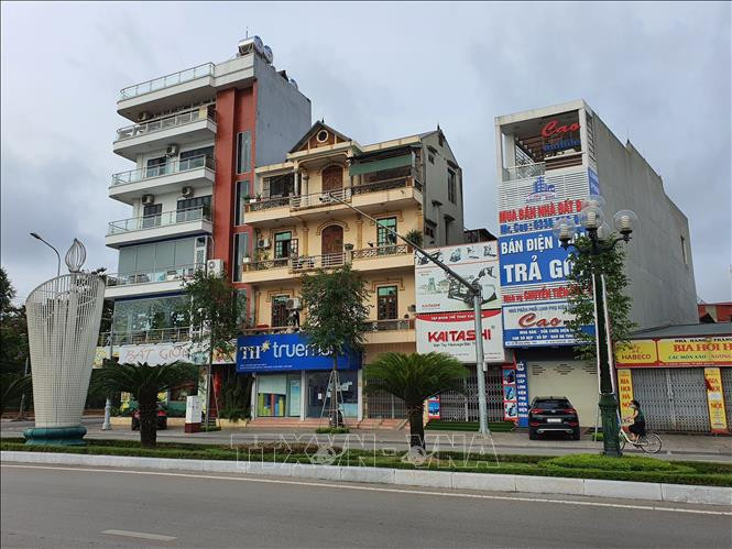  Nhiều cửa hàng không thiết yếu đã tự giác treo biển đóng cửa, hoặc bán mang về, không giao dịch trực tiếp. Ảnh: Danh Lam-TTXVN