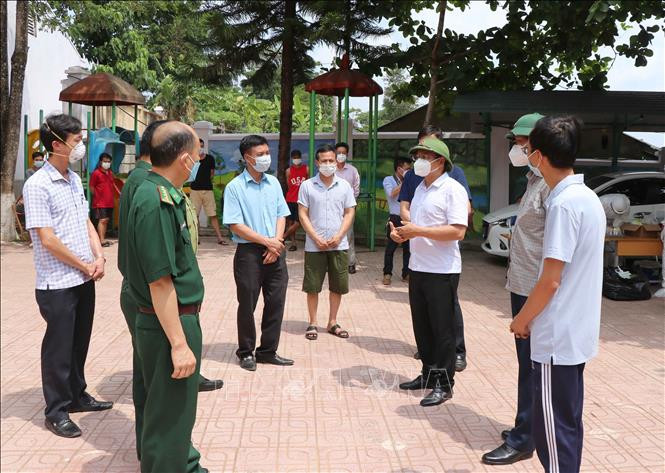Bí thư Tỉnh ủy Điện Biên Nguyễn Văn Thắng trao đổi công việc với các thành viên trong đoàn công tác cùng thầy cô trường Trường Phổ thông dân tộc bán trú Tiểu học Phìn Hồ. Ảnh: Xuân Tiến – TTXVN