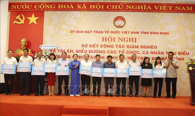 Lãnh đạo tỉnh Bình Định trao hỗ trợ 8 tỷ đồng để xây dựng 170 nhà Đại đoàn kết cho hộ nghèo ở các địa phương trong tỉnh. Ảnh: Nguyên Linh-TTXVN