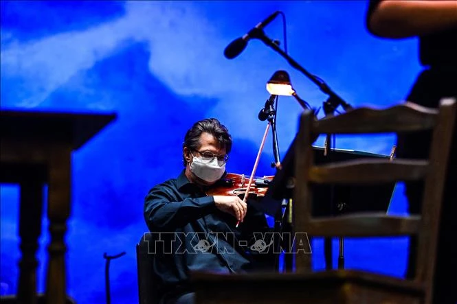 Nghệ sĩ biểu diễn trong vở "La Boheme" do công ty Palm Beach Opera (Florida, Mỹ) tổ chức ngày 19/2/2021. Ảnh: AFP/TTXVN