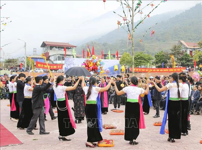 Người Thái trắng ở thị xã Mường Lay (tỉnh Điện Biên) trong trang phục truyền thống thực hiện vòng xòe. Ảnh: Xuân Tư - TTXVN
