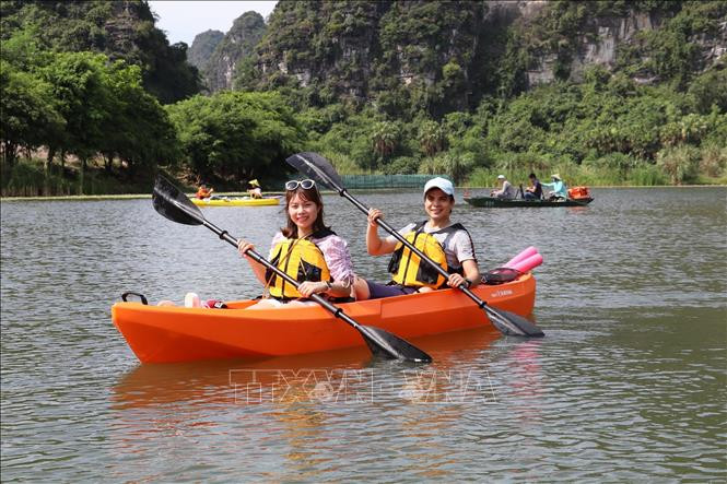 Du khách trải nghiệm chèo thuyền kayak. Ảnh: Đức Phương - TTXVN