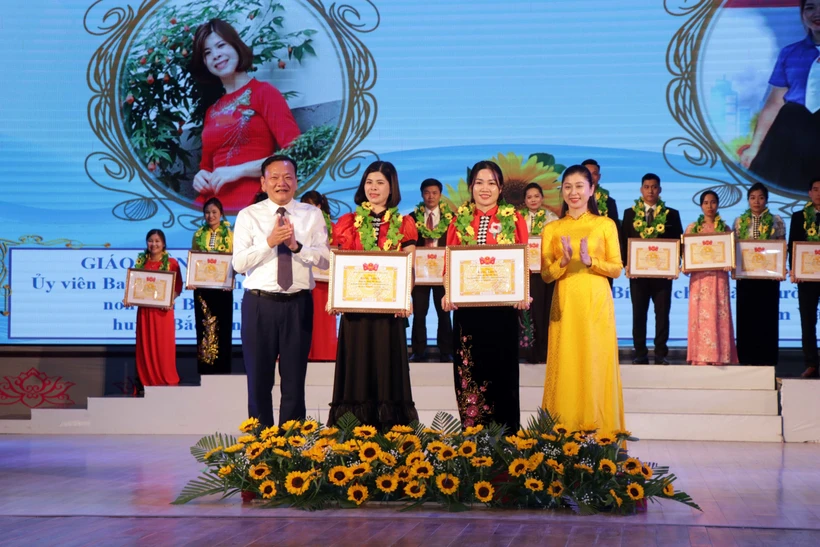 Sơn La: Tuyên dương các giáo viên, học sinh vùng cao tiêu biểu