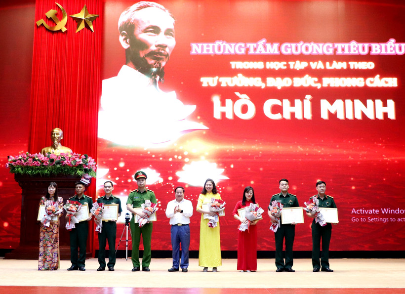 Phó Chủ tịch Thường trực UBND tỉnh Lai Châu Tống Thanh Hải tặng Bằng khen cho các tập thể tiêu biểu trong học tập và làm theo tư tưởng, đạo đức, phong cách Hồ Chí Minh năm 2023. Ảnh: Việt Hoàng-TTXVN