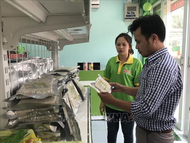 Sản phẩm bánh tráng truyền thống của Công ty TNHH Sachi Nguyễn (thị xã Hoài Nhơn) được công nhận OCOP 4 sao năm 2020. Ảnh: Tường Quân - TTXVN.