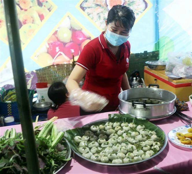 Ngày hội là dịp để tập hợp và hỗ trợ nghệ nhân phát huy giá trị bánh dân gian, đồng thời tạo điều kiện liên kết cho các doanh nghiệp từng bước mở rộng thị trường bánh dân gian tại các địa phương. Ảnh: Huỳnh Anh - TTXVN 