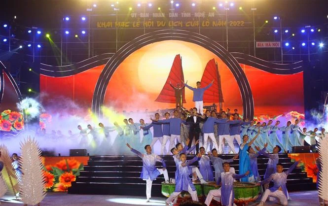 Tiết mục văn nghệ biểu diễn trong đêm Khai mạc Lễ hội du lịch Cửa Lò 2022. Ảnh: Tá Chuyên - TTXVN 