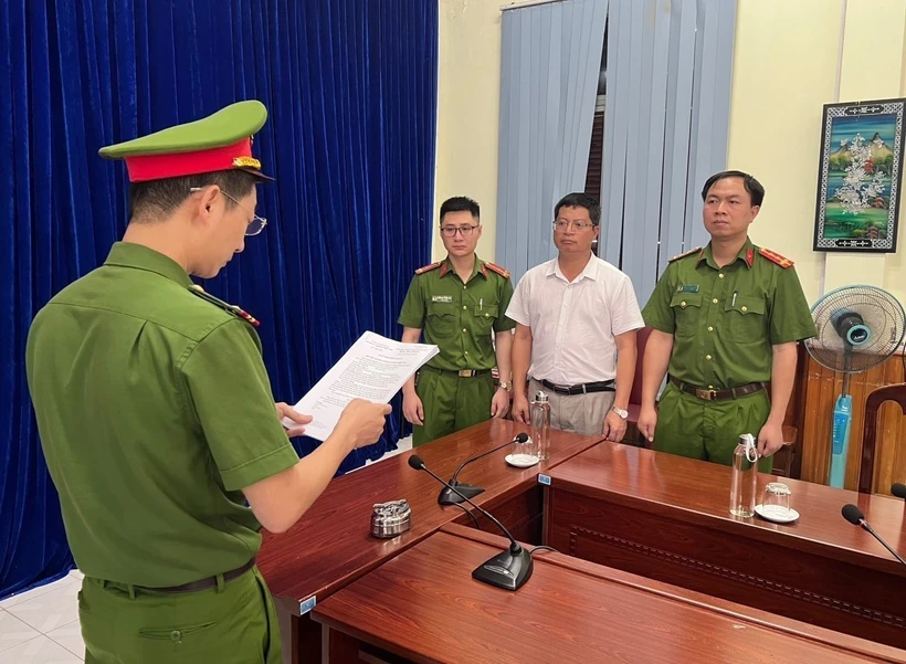 Cơ quan Cảnh sát điều tra, Công an tỉnh Sơn La thi hành lệnh bắt bị can Lê Văn Kỳ, Phó Giám đốc Sở Nông nghiệp và Phát triển nông thôn tỉnh Sơn La (nguyên Chủ tịch UBND huyện Bắc Yên). Ảnh: TTXVN phát