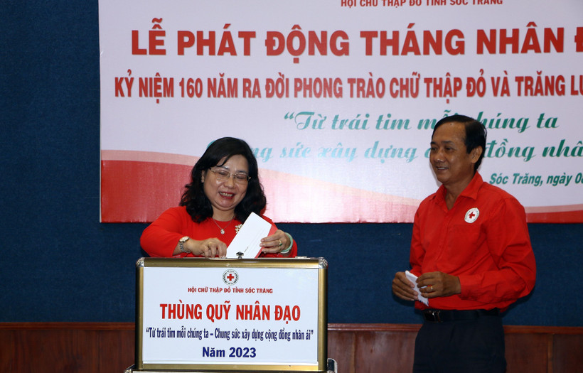 Bà Hồ Thị Cẩm Đào, Phó Bí thư Thường trực Tỉnh uỷ Sóc Trăng cùng sở, ngành tỉnh tham gia ủng hộ Tháng nhân đạo năm 2023. Ảnh: Tuấn Phi-TTXVN