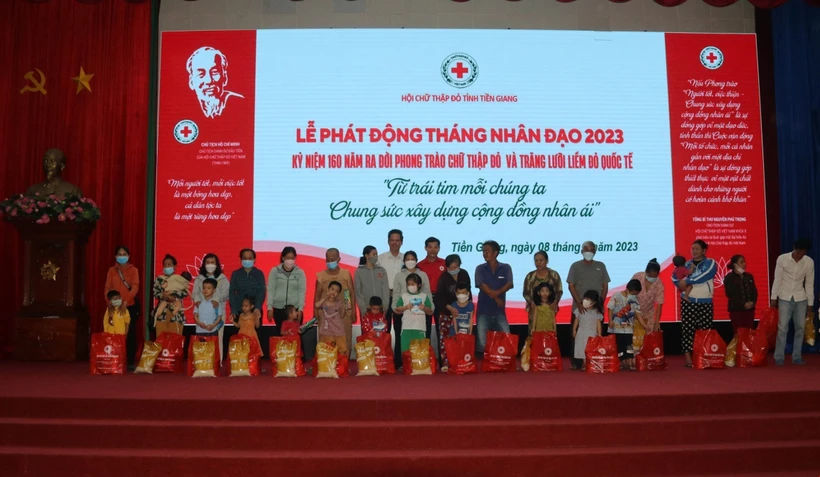 Trao quà hộ nghèo. Ảnh: Minh Trí - TTXVN