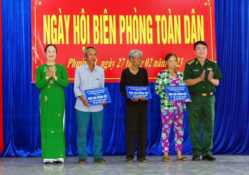 Trao nhà đại đoàn kết cho hộ nghèo ở thị xã Vĩnh Châu. Ảnh: Trung Hiếu-TTXVN