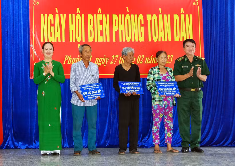 Trao nhà đại đoàn kết cho hộ nghèo ở thị xã Vĩnh Châu. Ảnh: Trung Hiếu-TTXVN