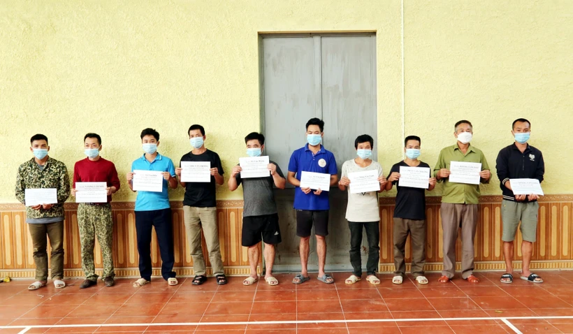 Các đối tượng xuất cảnh trái phép bị bắt giữ tại Đồn biên phòng Bình Nghi ngày 13/4/2023. Ảnh: TTXVN phát