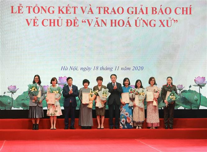 Bộ trưởng Bộ Văn hóa, Thể thao và Du lịch Nguyễn Ngọc Thiện cùng Thứ trưởng Bộ Thông tin và Truyền thông Hoàng Vĩnh Bảo trao giải Nhất, Nhì, Ba, Khuyến khích cho các tập thể đạt giải. Ảnh: Thanh Tùng - TTXVN