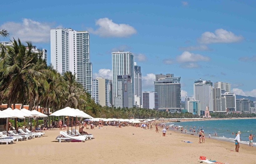 Bãi biển dọc đường Trần Phú (thành phố Nha Trang). Ảnh: Nguyễn Dũng - TTXVN